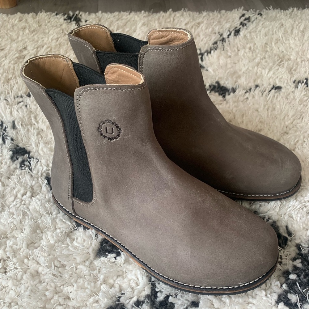 Lisbeth Joe Grey Chelsea Boot size 6.5